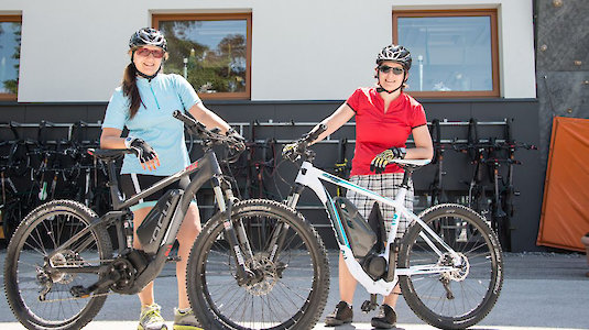 Frauen mit E-Bikes vor Tauernhof