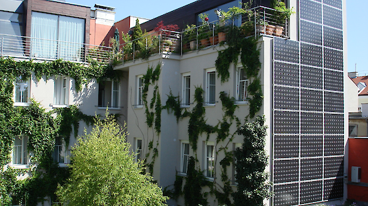 Grüne und PV - Fassade am Boutiquehotel Stadthalle.