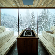Sauna mit Blick auf die winterliche Waldlandschaft