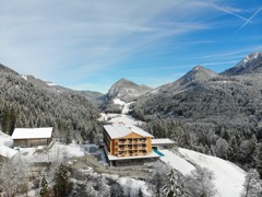 Haus- und Naturansicht im Winter