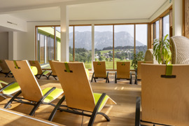 Nachhaltig entspannen im lichtdurchfluteten Ruheraum mit Panoramablick auf die Tiroler Bergwelt.