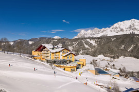 Außenansicht Hotel Schütterhof in Schladming im Winter direkt an der Piste