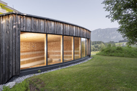 Die Außensauna mit großzügiger Glasfront bietet freien Blick in die Natur und wurde in Holzbauweise realisiert. Sie ist Teil des bewusst naturnah gestalteten Wellnessbereichs.