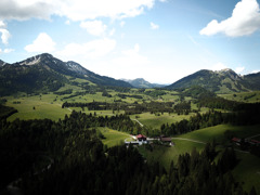 Hotelansicht mit Natur aus der Vogelperspektive