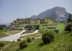 DAS SIEBEN – eingebettet in die Natur, mit Blick auf die Tiroler Bergwelt.