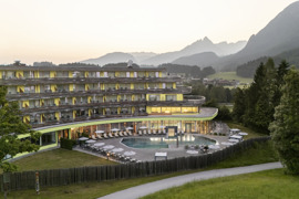 Panoramalage auf dem Hochplateau von Bad Häring – DAS SIEBEN verbindet Wellness, Natur und Nachhaltigkeit inmitten der Tiroler Bergwelt.