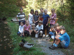 Kinder beim Weiher