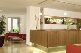 Eingangsbereich und Rezeption im Hotel Anatol