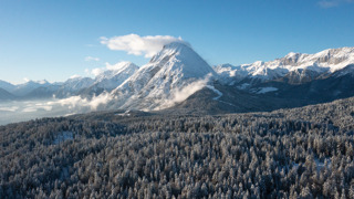 Blick auf das Wildmoos, die Hohe Munde, Wetersteingebirge, Gaistal und Inntal im Winter - Luftaufnahme