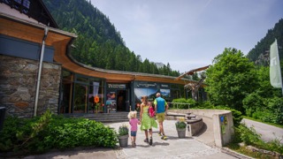 Besucher betreten gerade das barrierefreie BIOS Nationalparkzentrum in Mallnitz