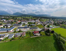 Ansicht der Mittelschule inmitten des Ortes.