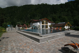Pool und Badehaus Schwimmbad Camping.jpg