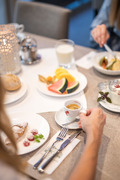 Frühstückstisch mit Essen und Trinken