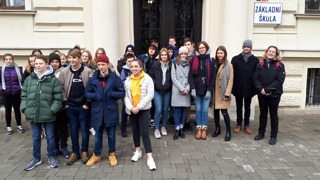 Gruppenbild der österreichischen und tschechischen Schülerinnen und Schüler des grenzüberschreitenden Energieprojekts