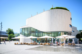 Das Montforthaus Feldkirch liegt im Herzen Vorarlbergs und vereint moderne Architektur mit multifunktionalen Räumlichkeiten für Veranstaltungen jeglicher Art. © Matthias Rhomberg Das Montforthaus Feldkirch liegt im Herzen Vorarlbergs und vereint moderne Architektur mit multifunktionalen Räumlichkeiten für Veranstaltungen jeglicher Art.