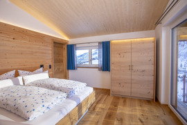 Haus Andrea Schlafzimmer mit Zirbenwand