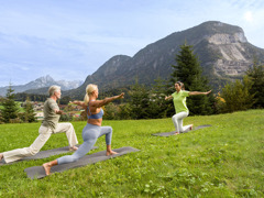 Achtsame Bewegung in der Natur – Energie tanken mit Blick auf die Tiroler Bergwelt.
