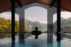 Person im Infinity Pool im Rooftop BergSPA © Julia Nimke Person im Infinity Pool im Rooftop BergSPA