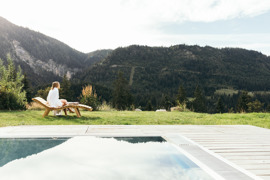 Pool mit Naturblick und Model