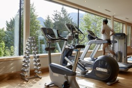 Fitnessraum mit Wald- und Naturblick