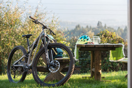 Fahrrad lehnt an Picknicktisch