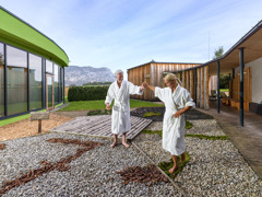 Barfußpfad mit Naturmaterialien – achtsame Bewegung und sinnliche Wahrnehmung im Freien.