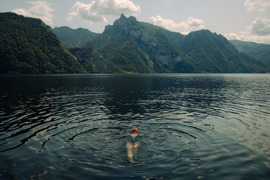 Person im Traunsee © Julia Nimke Person im Traunsee