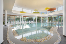 Innenpool mit Weitblick – lichtdurchflutet & modern