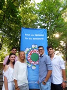 Das Diplomarbeitsteam Denis Kaltenecker, Wiktoria Chrol, Abteilungsvorständin DI Angelika Stark, Gabriel Lukic und Sebastian Rajabi.