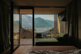 Ausblick aus einem Zimmer mit Blick auf den Traunsee und die Berge © Julia Nimke Ausblick aus einem Zimmer mit Blick auf den Traunsee und die Berge