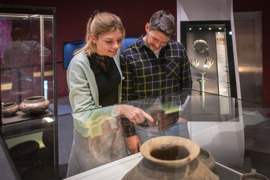 Besucher*innen erkunden die aktuelle Ausstellung