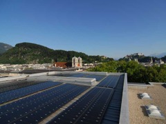 &Uuml;ber den D&auml;chern Strom aus Sonnenlicht