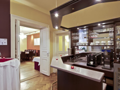 Michl's Café Restaurant Bar und Blick in den Seminarraum Michl's Café Restaurant Bar und Blick in den Seminarraum
