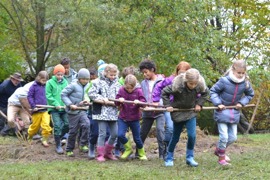 Kinder beim Pfl&uuml;gen
