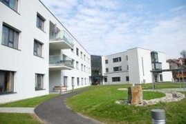 Gebäudeansicht mit Gartenbereich Gebäudeansicht mit Gartenbereich