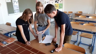 Sch&uuml;lerinnen und Sch&uuml;ler beim Messen der Beleuchtungsst&auml;rke