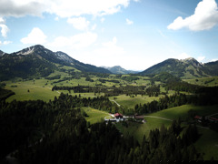 Hotelansicht mit Natur aus der Vogelperspektive