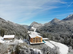Haus- und Naturansicht im Winter