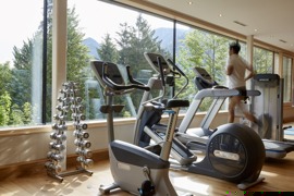 Fitnessraum mit Wald- und Naturblick