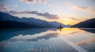 Infinity Pool im Wellnesshotel Sch&uuml;tterhof in Schladming Sonnenaufgang