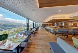 Panorama-Bar im Hotel Sch&uuml;tterhof - Ausblick auf Schladming und den Dachstein