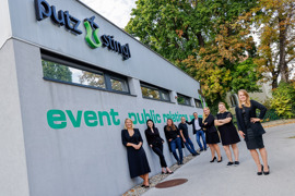 Team von Putz und Stingl vor Geb&auml;ude