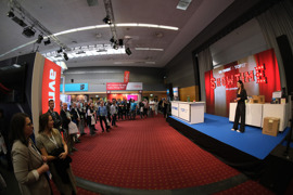 Messebesucher Ingram Micro TOP vor B&uuml;hne mit Moderation