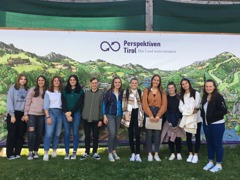  Ausgestattet mit mobilen Messger&auml;ten an ihren Rucks&auml;cken, beteiligen sich die Sch&uuml;ler:innen der 1a am Citizen Science Projekt &bdquo;Messung der Luftqualit&auml;t auf dem Schulweg&ldquo;.