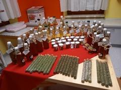 gemeinsam mit den Kindern hergestellte Produkte aus dem Kr&auml;utergarten