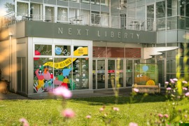Next Liberty-Haupteingang