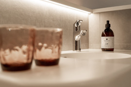 Waschbecken mit Seifenspender und Gl&auml;sern