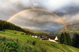 Regenbogen über dem Kristberg im Silbertal, der Genießerberg im Montafon Regenbogen über dem Kristberg im Silbertal, der Genießerberg im Montafon