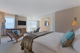 Suite mit Seeblick und freistehender Badewanne