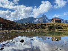 Luibisb&ouml;den im Sommer. Kleine Steinh&uuml;tte vor einem Bergsee.